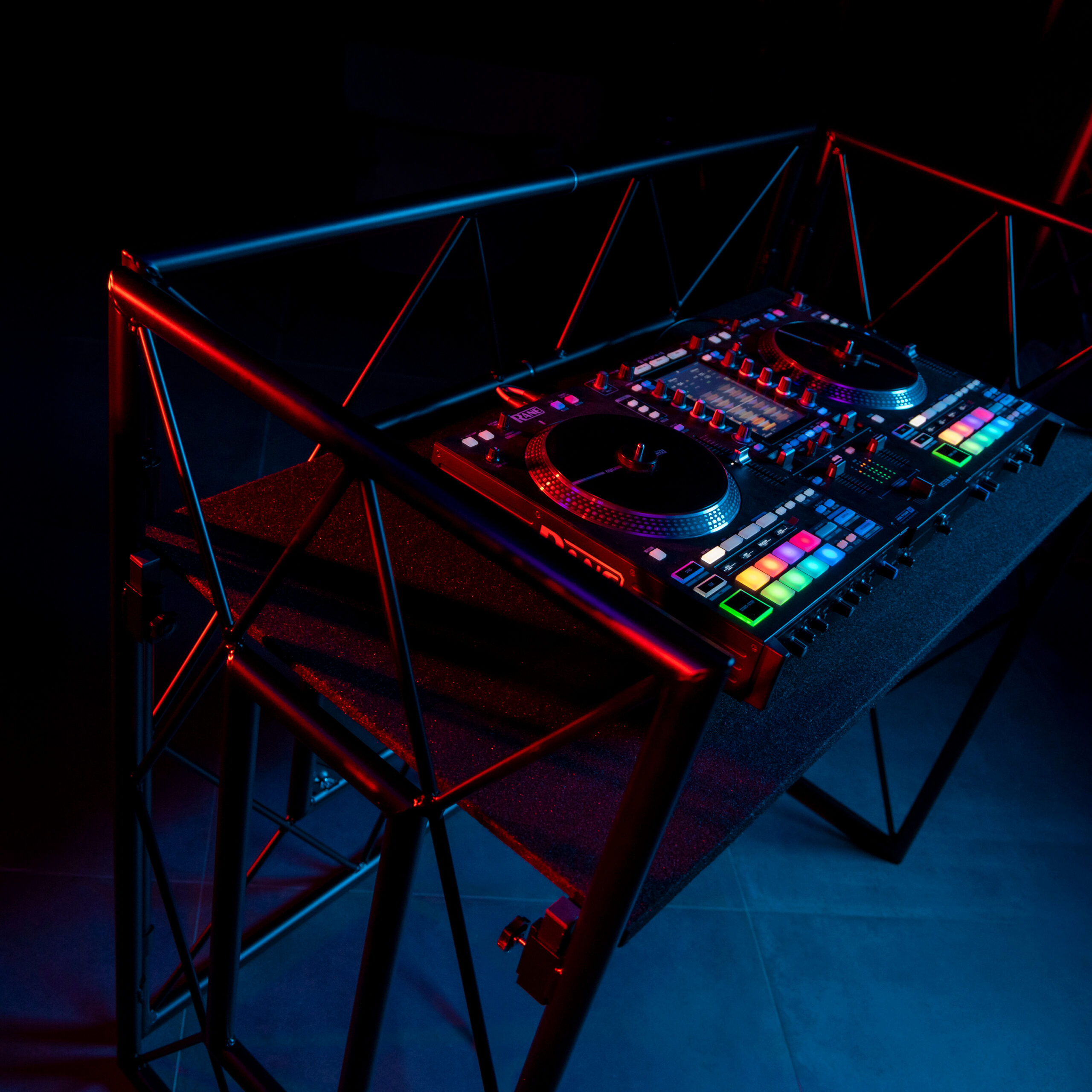 Event Stage (Black) Plugger - Stands DJ - Sonowest