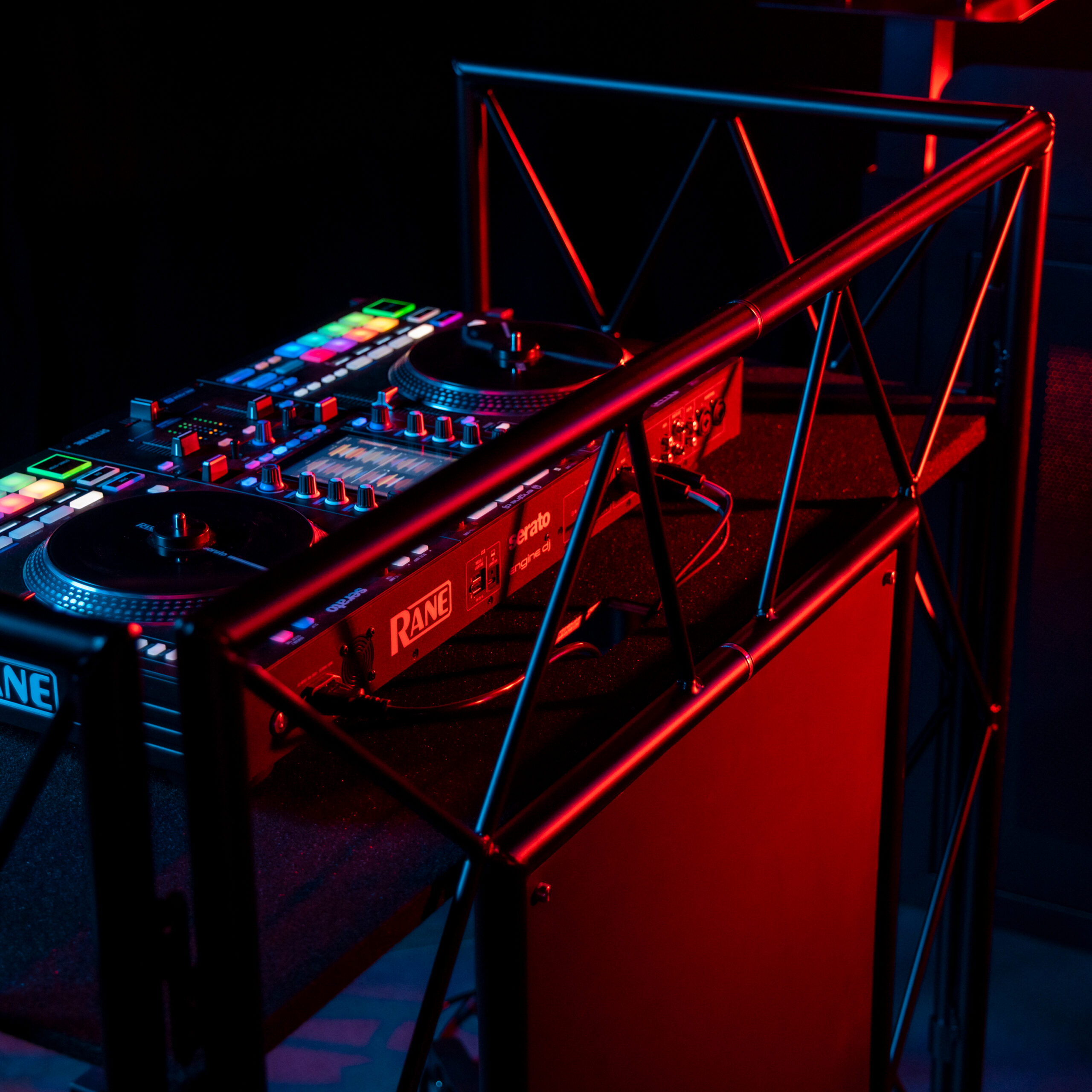 Event Stage (Black) Plugger - Stands DJ - Sonowest