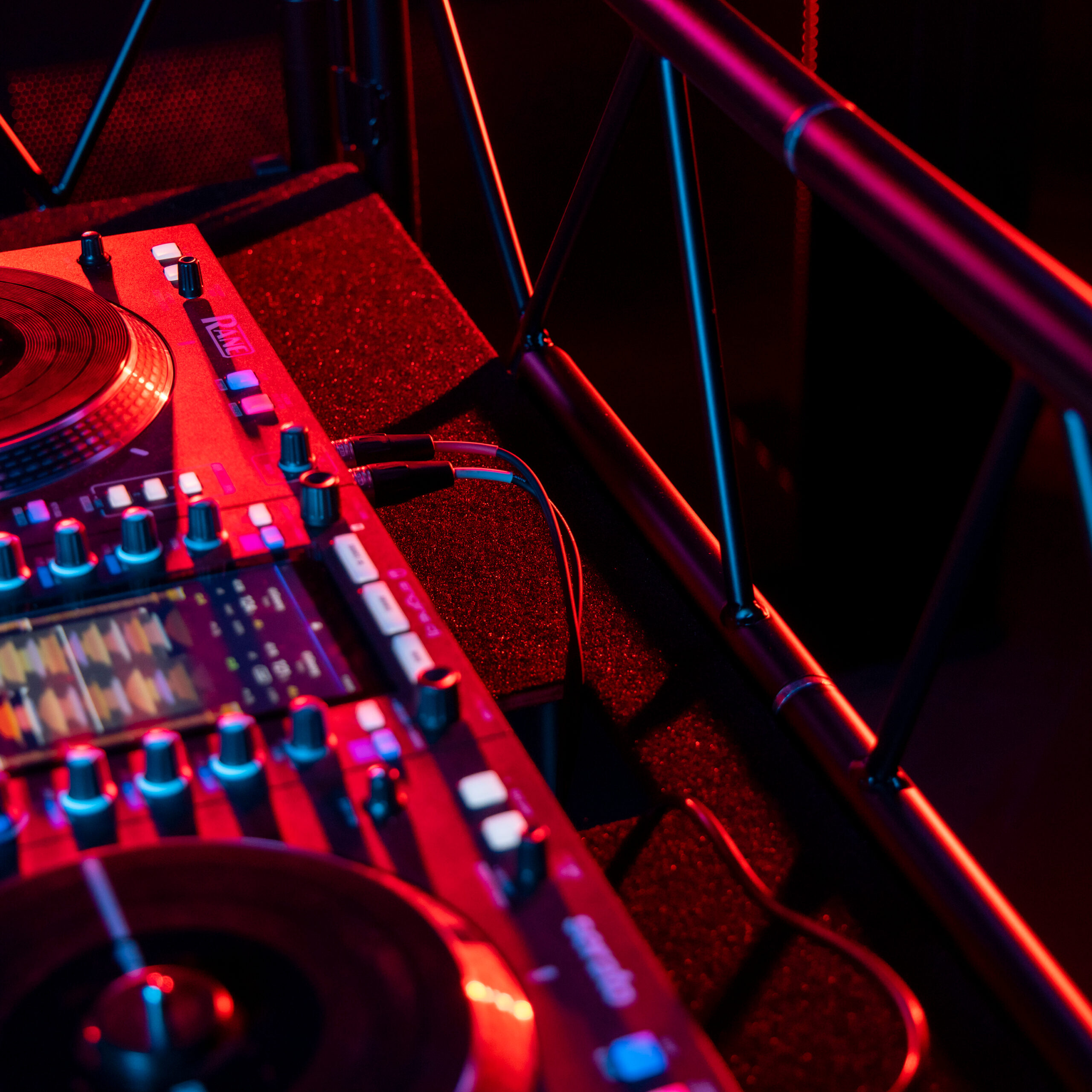 Event Stage (Black) Plugger - Stands DJ - Sonowest