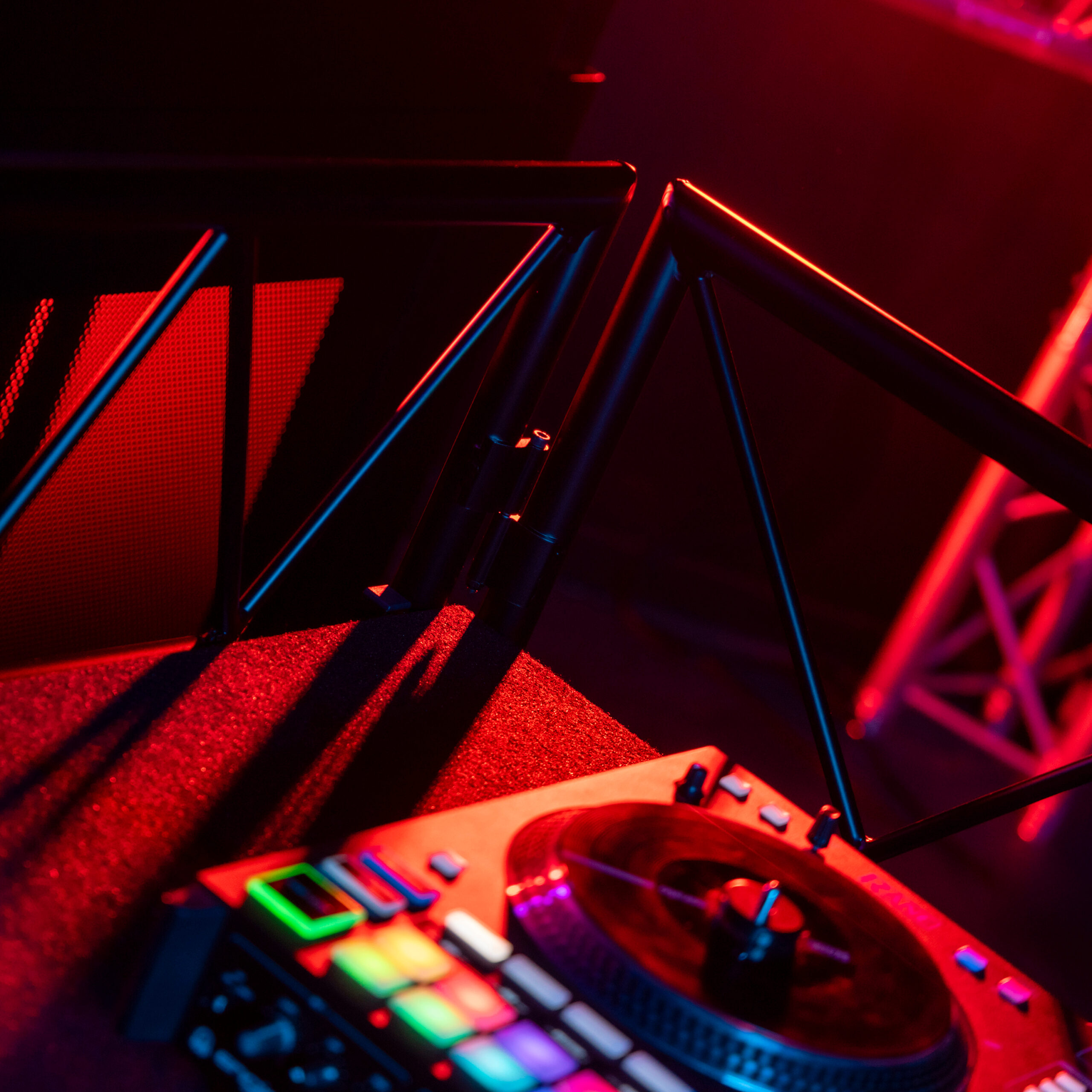 Event Stage (Black) Plugger - Stands DJ - Sonowest