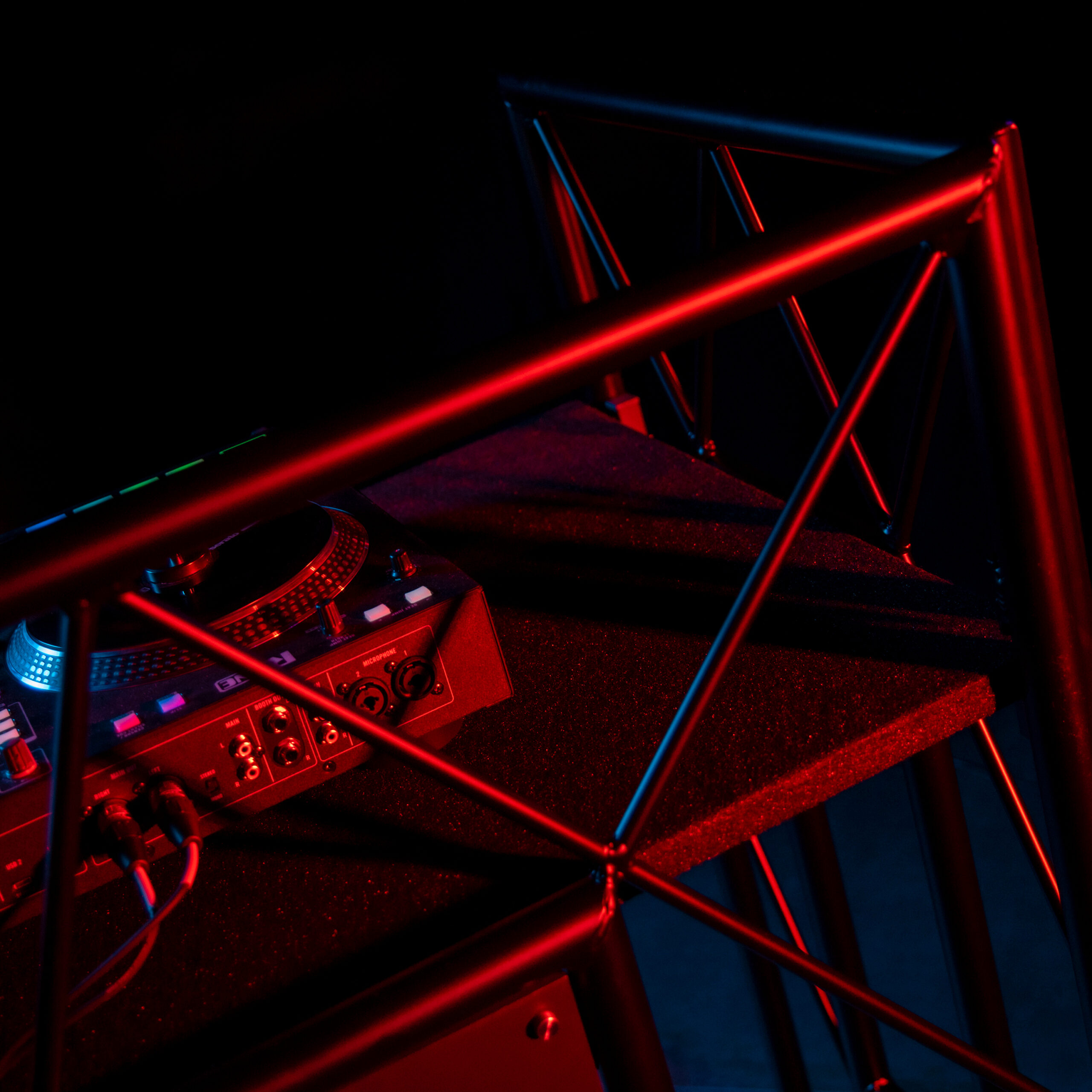 Event Stage (Black) Plugger - Stands DJ - Sonowest