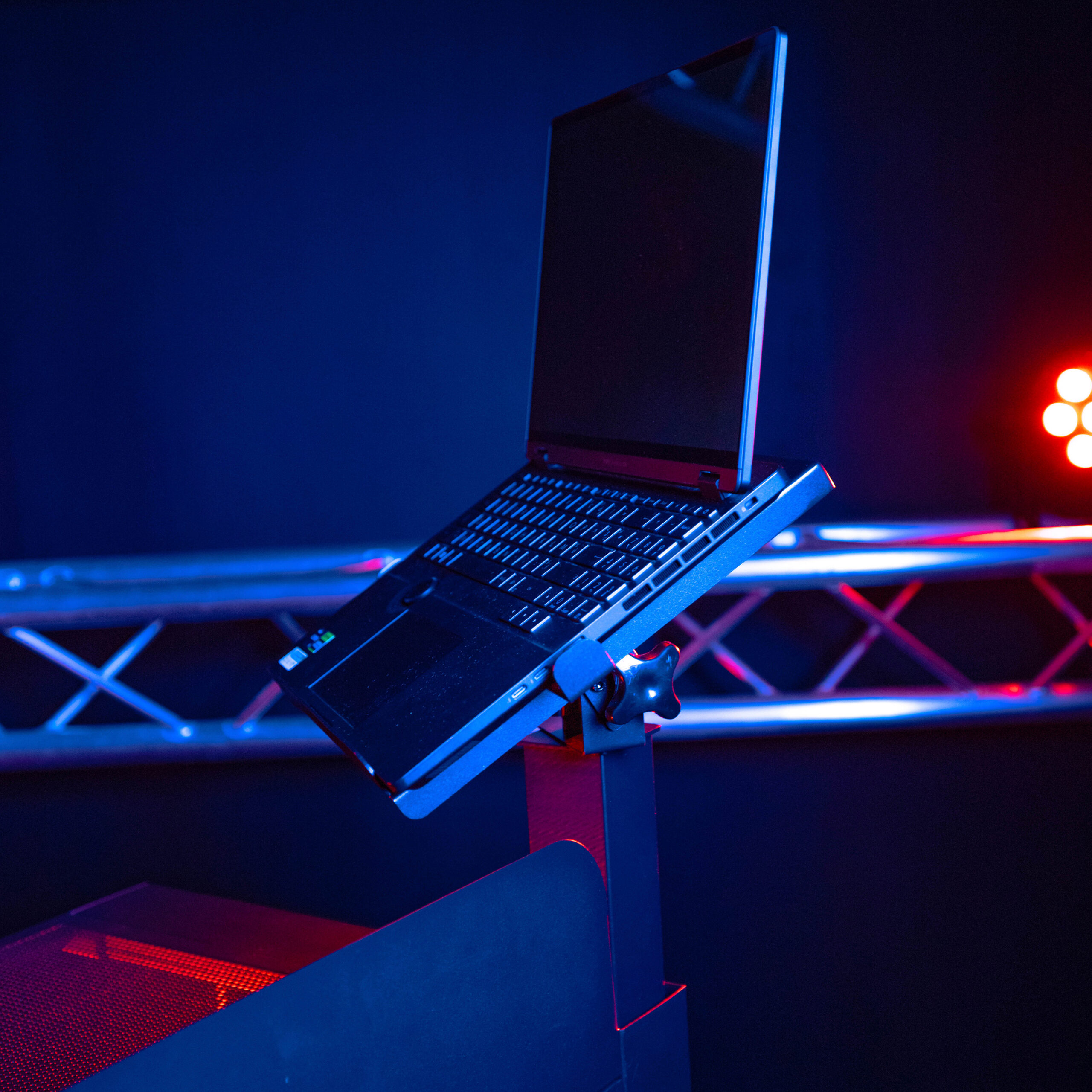 Event Station Laptop Stand (unité) Plugger - Stands DJ - Sonowest